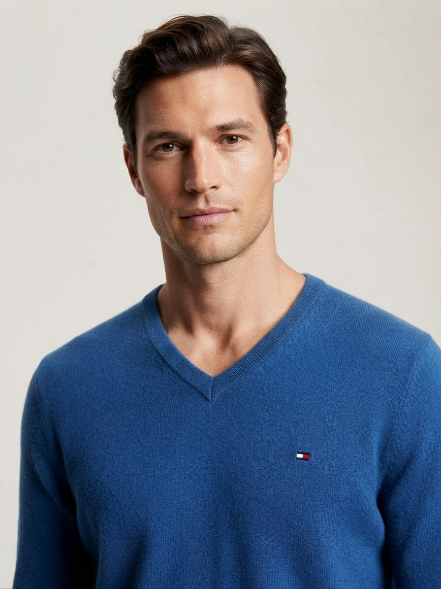 Pull Tommy Hilfiger Pima Cotton Cashmere col V bleu - vue modèle