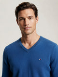 Pull Tommy Hilfiger Pima Cotton Cashmere col V bleu - vue modèle
