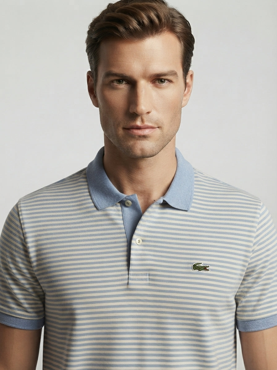 Polo Lacoste rayé bleu ciel blanc porté - vue modèle
