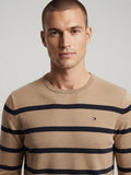 Pull Tommy Hilfiger rayé camel navy porté - vue modèle
