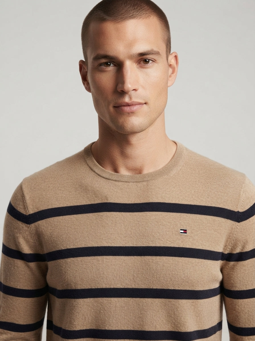 Pull Tommy Hilfiger rayé camel navy porté - vue modèle