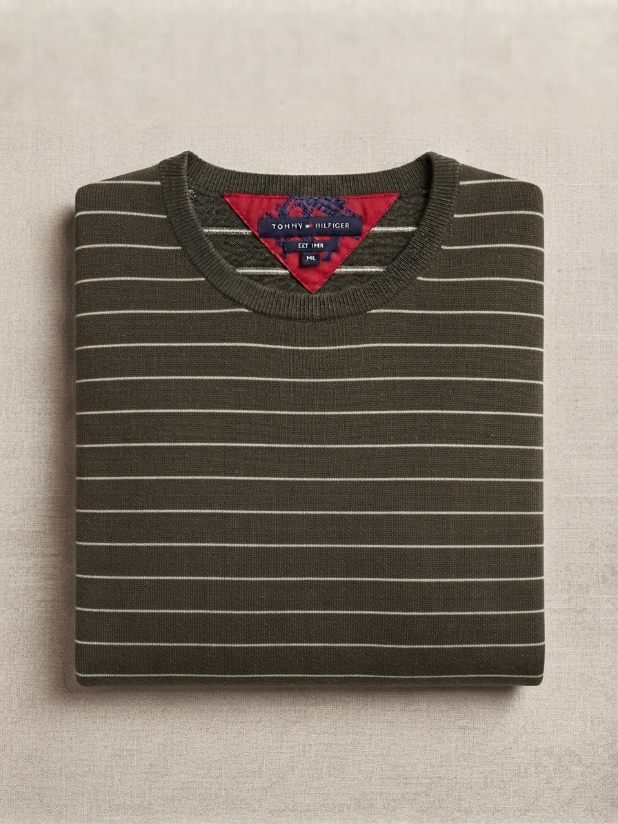 Pull Tommy Hilfiger Est. 1985 kaki rayé plié - vue face étiquette