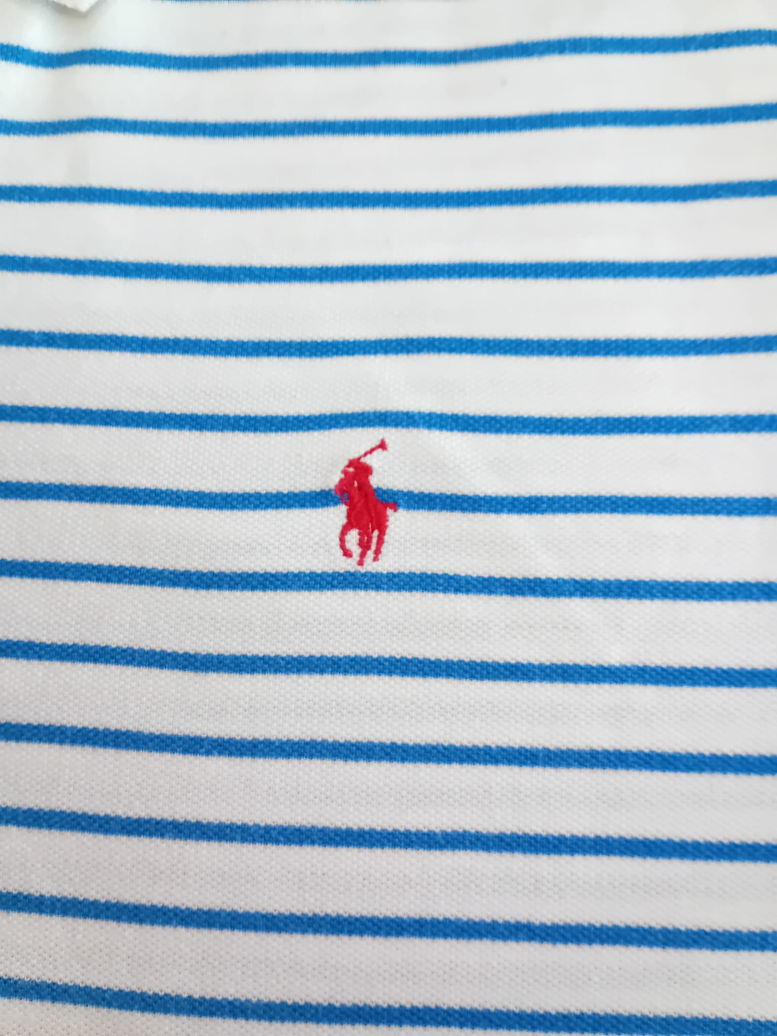 Détail poney rouge brodé Ralph Lauren