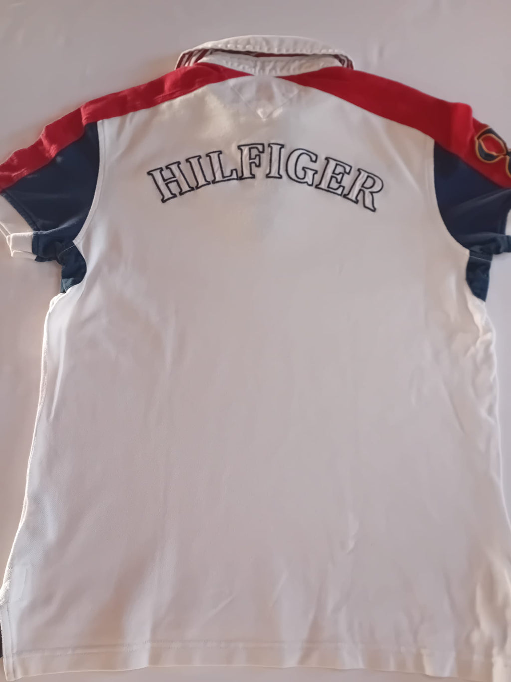 Broderie HILFIGER dans le dos