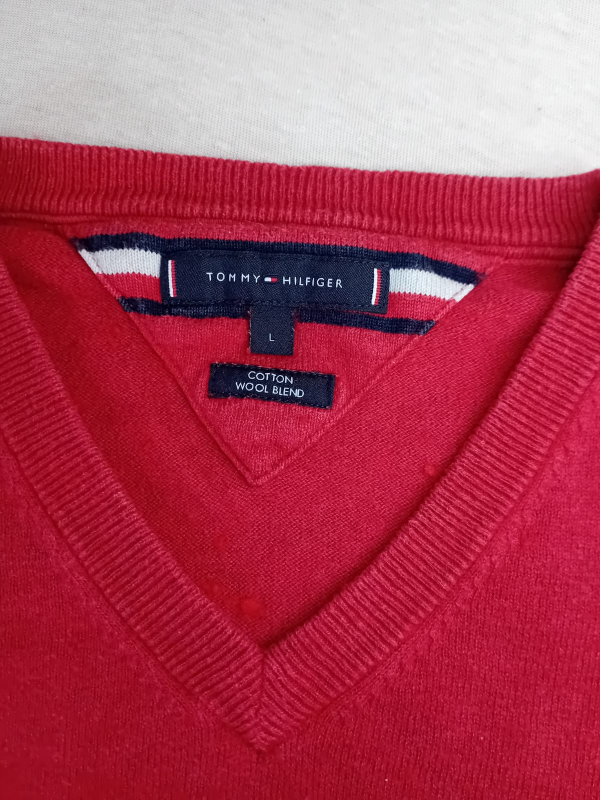 Pull Tommy Hilfiger rouge col V - étiquette
