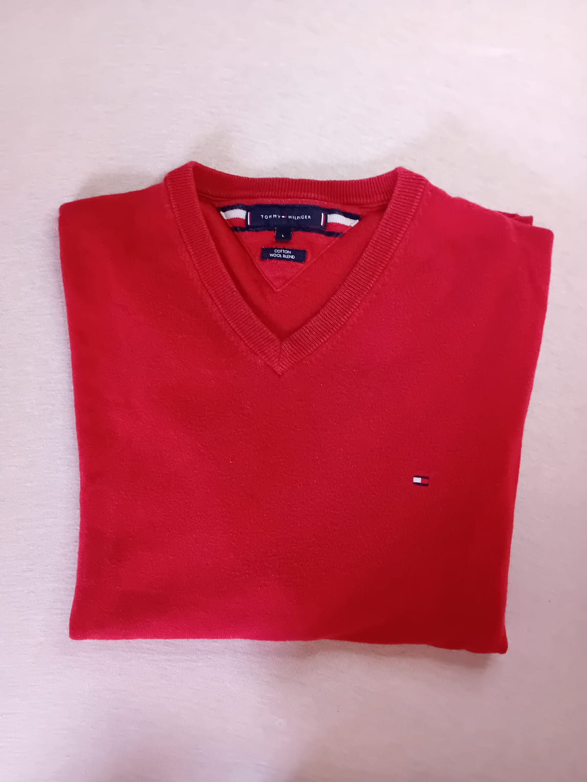 Pull Tommy Hilfiger rouge col V - plié