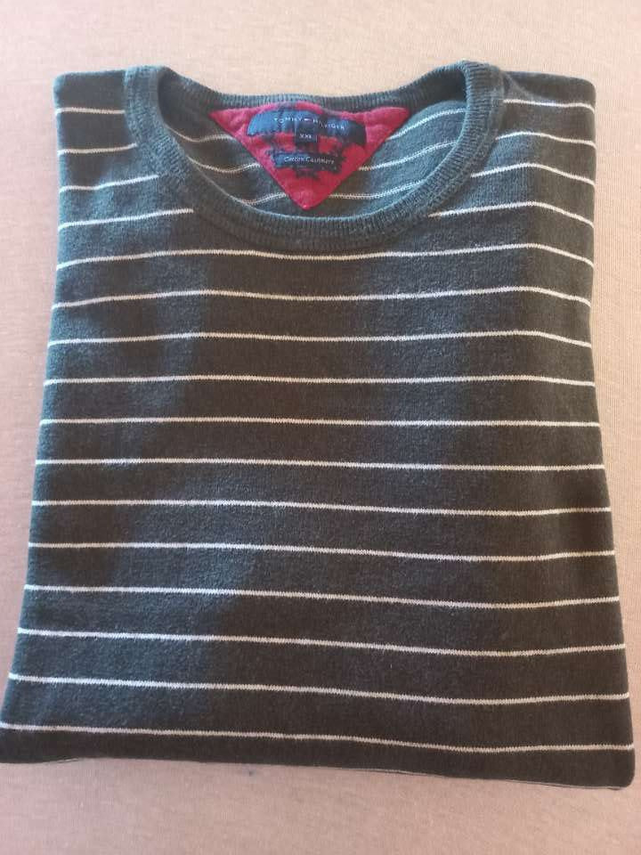 Pull Tommy Hilfiger kaki rayé blanc déplié - vue face réelle