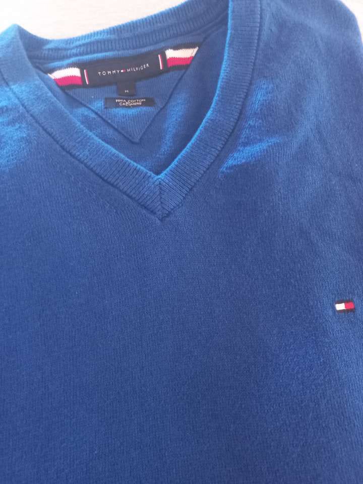Pull Tommy Hilfiger col V bleu électrique - vue face détail