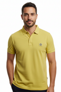 Polo Kaporal Jeans jaune porté par un homme