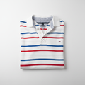 Polo Tommy Hilfiger rayé blanc bleu rouge plié fond blanc
