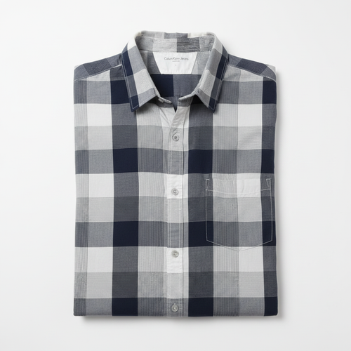 Chemise Calvin Klein Jeans carreaux bleu marine pliée fond blanc