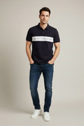 Polo Calvin Klein Jeans marine porté par un mannequin homme
