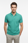 Polo Tommy Hilfiger turquoise porté mannequin homme boutons blancs