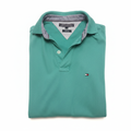 Polo Tommy Hilfiger turquoise plié fond blanc