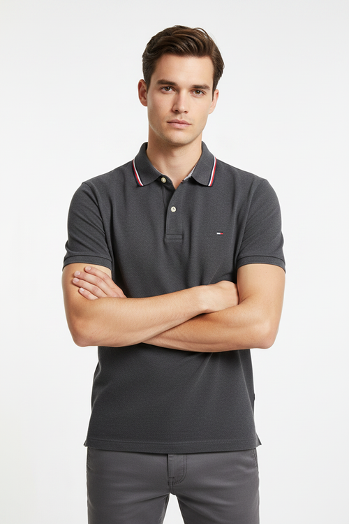 Polo Tommy Hilfiger gris anthracite col rayé porté mannequin homme
