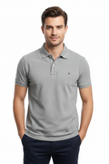 Polo Tommy Hilfiger gris chiné porté mannequin homme