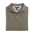 Polo Tommy Hilfiger kaki plié fond blanc