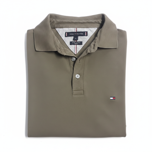 Polo Tommy Hilfiger kaki plié fond blanc