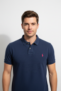 Polo bleu marine sur mannequin