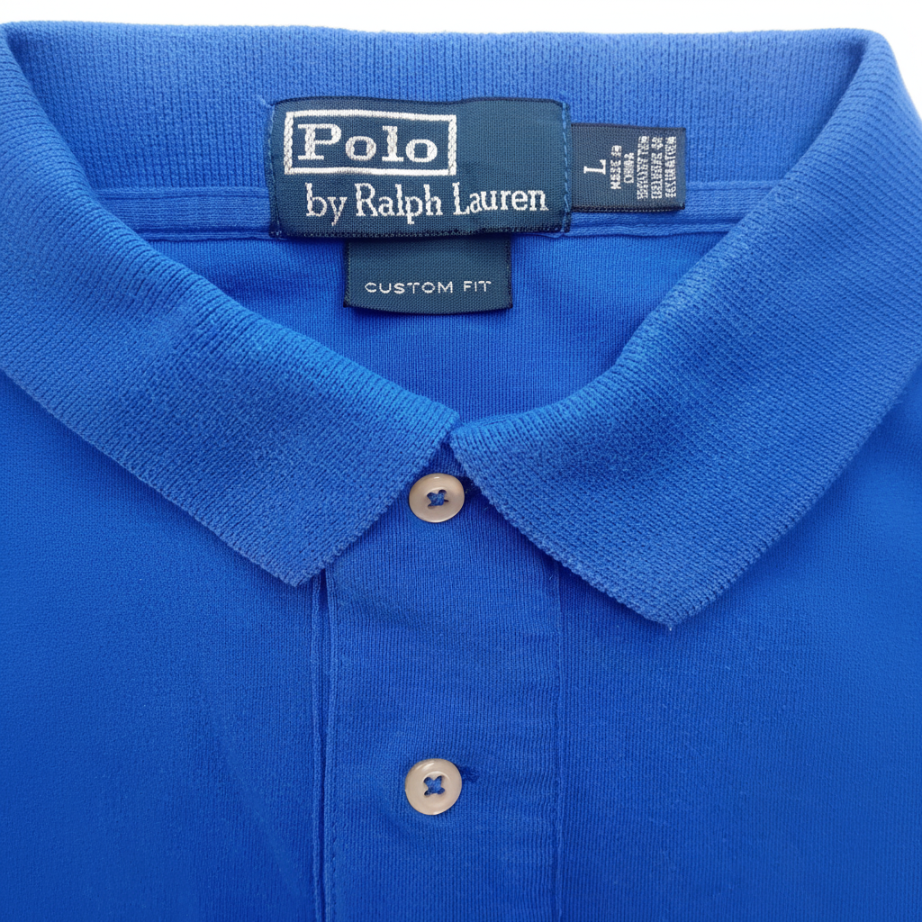 Polo bleu royal - détail col et étiquette fond blanc