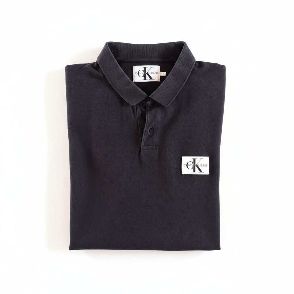Polo CKJ noir badge CK fond blanc