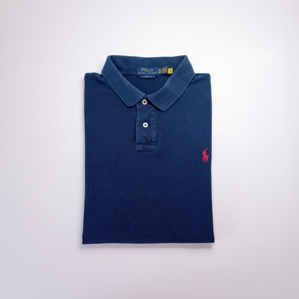 Polo Ralph Lauren bleu marine plié fond blanc