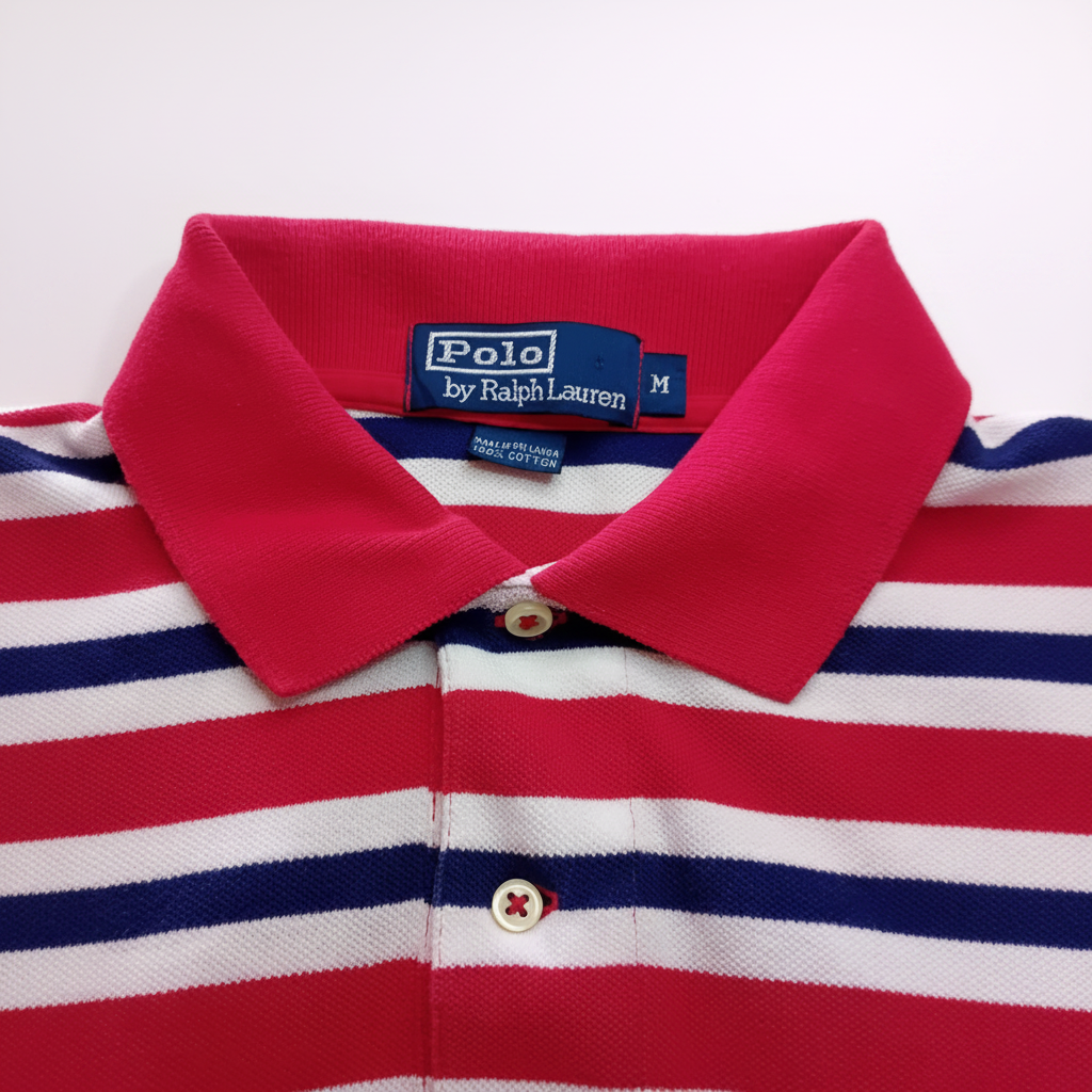 Polo rayé détail fond blanc