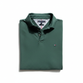 Polo vert plié avec logo